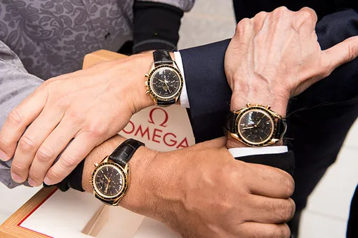 Лауреаты медали Стивена Хокинга получили часы Omega