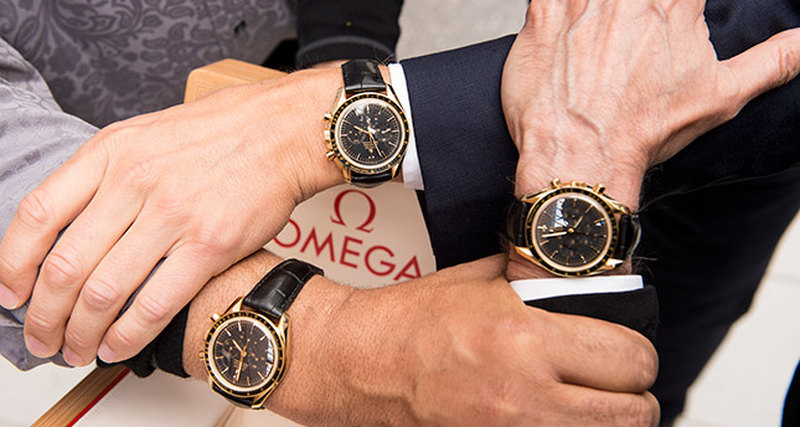 Лауреаты медали Стивена Хокинга получили часы Omega