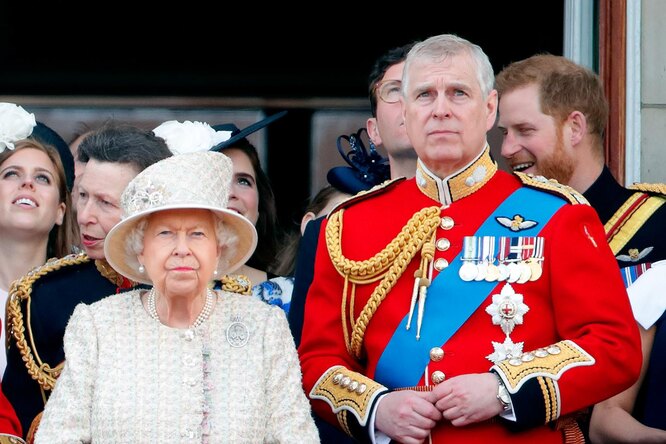 Принц Эндрю и Елизавета II на официальном мероприятии королевского двора