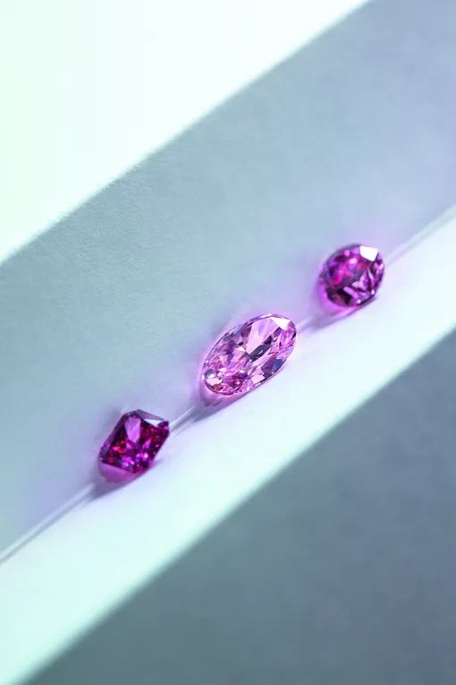 Красный, фиолетово-розовый и ярко-розовый бриллианты из рудника Аргайл