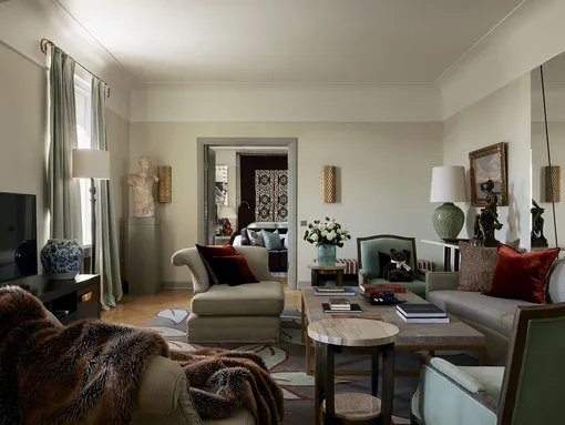 Декор Царского люкса выдержан в по-петербургски приглушённых пастельных тонах с красными акцентами и дополнен антикварными предметами интерьера