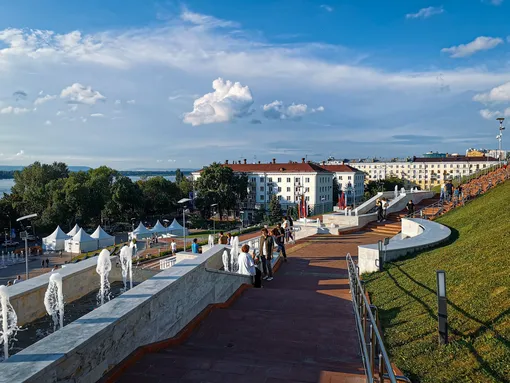 Пешеходная набережная вдоль Волги в Самаре Пешеходная набережная вдоль Волги в Самаре