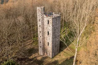 Посмотрите на уединенную башню в Шотландии, которая будто вышла из сказки про Рапунцель