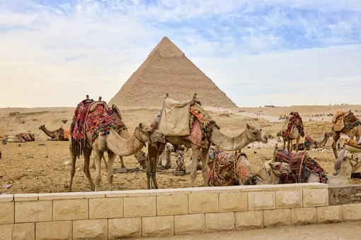 Во время визита в Гизу можно зайти внутрь пирамиды Хеопса и прокатиться на верблюде