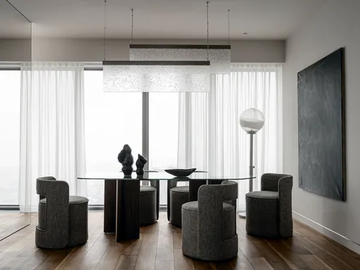 Обеденная зона. Стол, La Redoute. Кресла, Dantone Home. Винтажный торшер. Подвесной светильник, Midmodern V4. Вазы MONOxfactura, Izzi Decor. На стене — работа Ивана Глазкова Обеденная зона. Стол, La Redoute. Кресла, Dantone Home. Винтажный торшер. Подвесной светильник, Midmodern V4. Вазы MONOxfactura, Izzi Decor. На стене — работа Ивана Глазкова