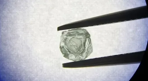 Алмаз, внутри которого еще один алмаз, найденный в Сибири