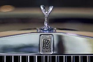 Доступная роскошь: москвичи стали чаще арендовать Rolls-Royce с персональным водителем