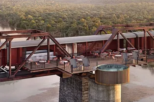 В Южной Африке бутик-отель построили на железнодорожном мосту