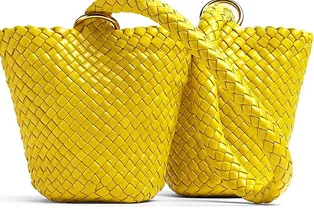 Бренд Bottega Veneta показал сумку-коромысло за $10 тысяч
