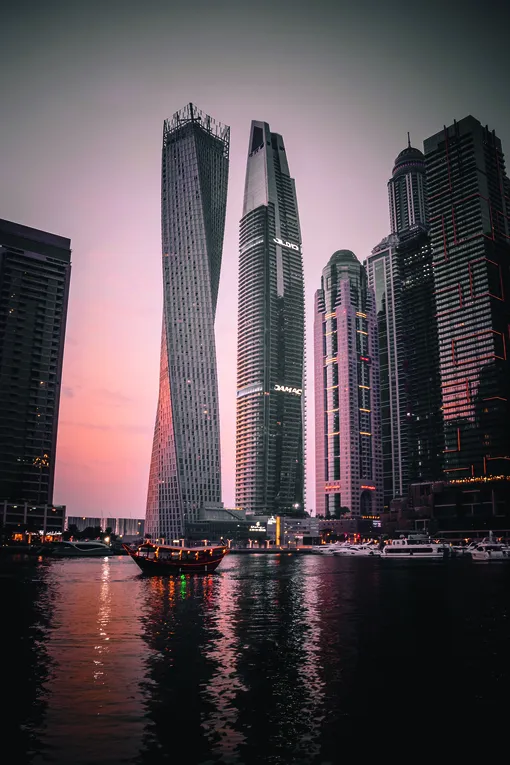 У причала престижного района Дубай Марина швартуются роскошные яхты