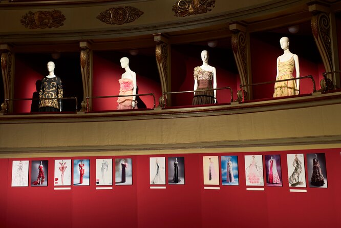 Выставка-ретроспектива «Valentino. Платья для сцены»