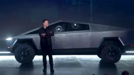Илон Маск на фоне Tesla Cybertruck