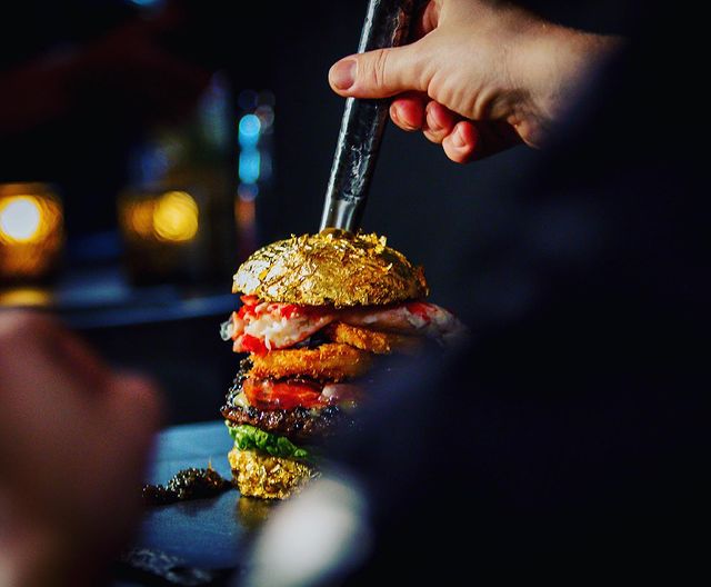 https://dunyanews.tv/en/WeirdNews/610301-World-most-expensive-burger-costs-$6000
