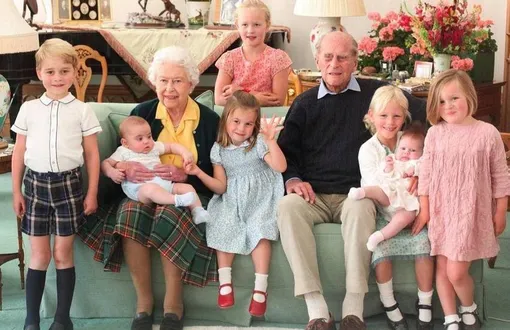 Елизавета II и принц Филипп с правнуками