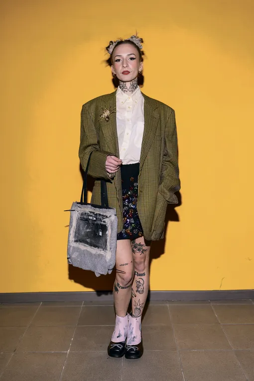 В коллекции Simon Cracker прозвучала ироничная отсылка к легендарной Birkin: узнаваемый образ дизайнеры просто нанесли на свои сумки, как изображение