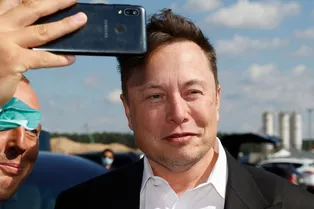 Илон Маск захотел уйти из Tesla и стать блогером Илон Маск захотел уйти из Tesla и стать блогером
