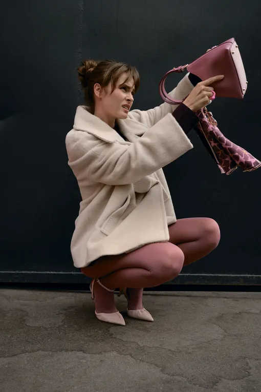 Пальто Rosso 35 («Кашемир и Шёлк»); колготки Falke; сумка, платок и брелок, всё Furla; босоножки Renzo Mercuri; кольца de.formee (Poison Drop)