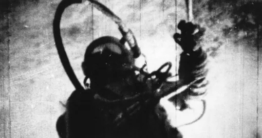 Выход в открытый космос первого человека космонавт Алексей Леонов стал первым человеком, вышедшим в открытый космос