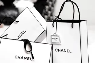 Бренд Chanel оправдался за отказ продавать россиянам свои товары за границей