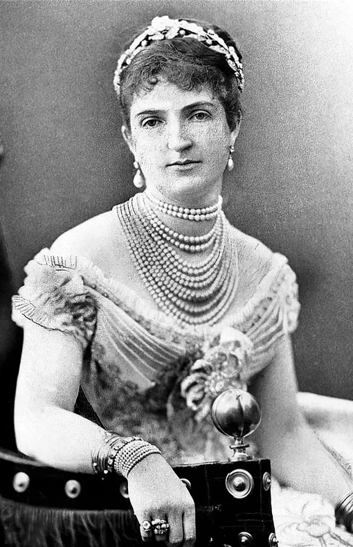 Королева Маргарита, прозванная Королевой жемчуга, с одним из самых известных ожерелий и серьгами в форме капли в Италии