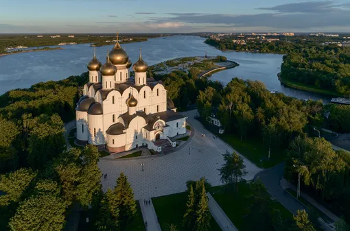Успенский собор на Ярославской Стрелке Успенский собор на Ярославской Стрелке