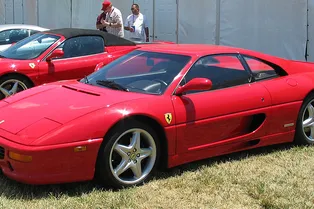Сгорела дотла: классическая модель Ferrari вспыхнула прямо во время тест-драйва Сгорела дотла: классическая модель Ferrari вспыхнула прямо во время тест-драйва