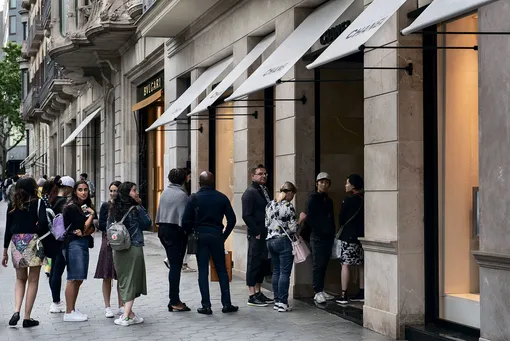 Очереди у магазинов, сто лет назад бывшие знаком социального неблагополучия, сейчас стали символом демонстративного потребления