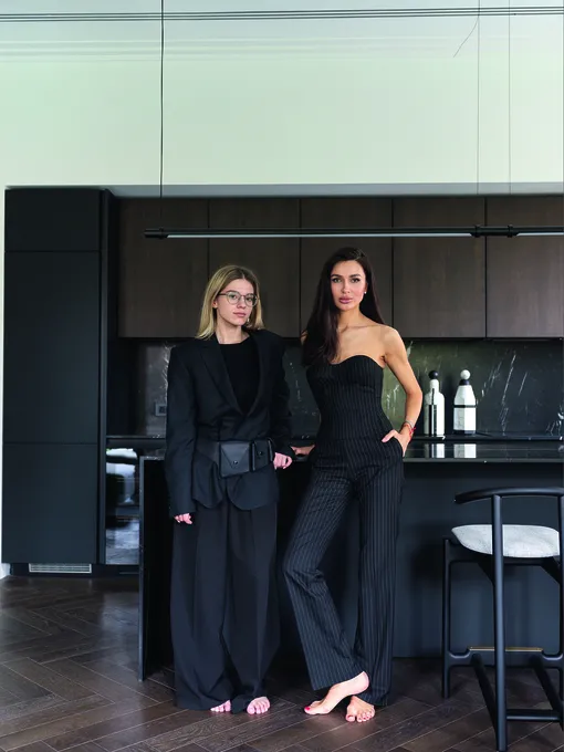 Элина Смаилова, основатель студии Style Demon Interiors (справа), и Юлия Харина, ведущий архитек- тор студии (слева). Мраморные охлади- тели для напитков, Editions Milano, Design Cafe by Fifth Avenue.