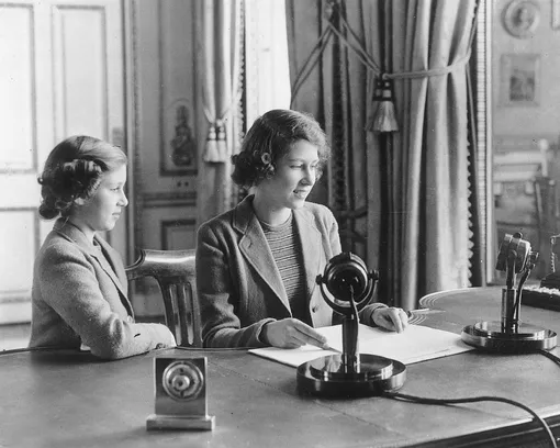 Принцесса Елизавета вместе с сестрой Маргарет во время своего первого обращения к нации по радио в 1940 году