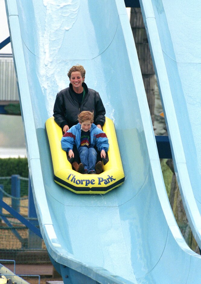 Диана и ее сын, принц Гарри, в парке развлечений Thorpe Park, 13 апреля 1993 года