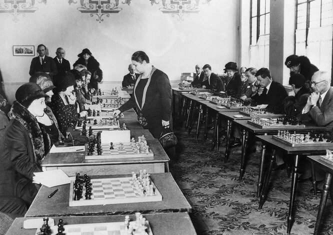 Первая чемпионка мира по шахматам Вера Венчик во время сеанса одновременной игры против 20 любителей шахмат