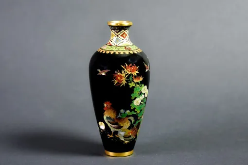 Маленькую вазу, купленную на барахолке за $3, выставляют на аукцион за $11 тысяч