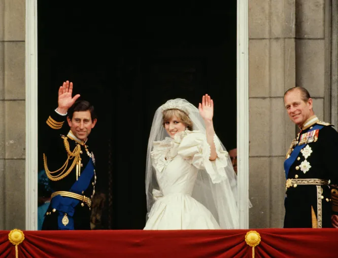 Свадьба принца Чарльза (слева) и принцессы Дианы. Их сопровождает принц Филипп