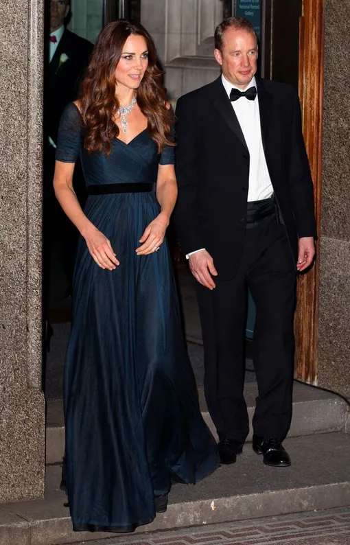 Герцогиня Кембриджская Кейт Миддлтон надевала украшение во время визита в Национальную портретную галерею в Лондоне в 2014 году