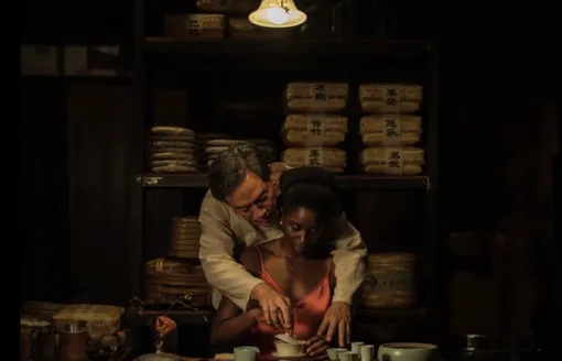 Кадр из фильма «Черный чай» Абдеррахмана Сиссако