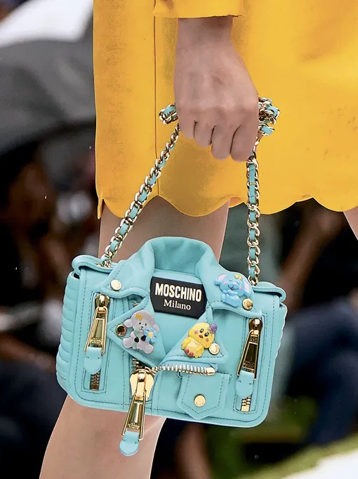 Коллекции Moschino, вдохновлённые мультфильмами, фастфудом и детскими игрушками, прямым текстом заявили: мода может и будет смеяться над собой