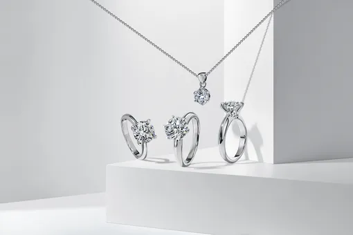 В названии коллекции Solo 1920 ювелирного дома MIUZ Diamonds «зашифрован» год основания дома — 1920-й. Кроме колец в неё входят классические серьги и подвески с солирующими бриллиантами В названии коллекции Solo 1920 ювелирного дома MIUZ Diamonds «зашифрован» год основания дома — 1920-й. Кроме колец в неё входят классические серьги и подвески с солирующими бриллиантами