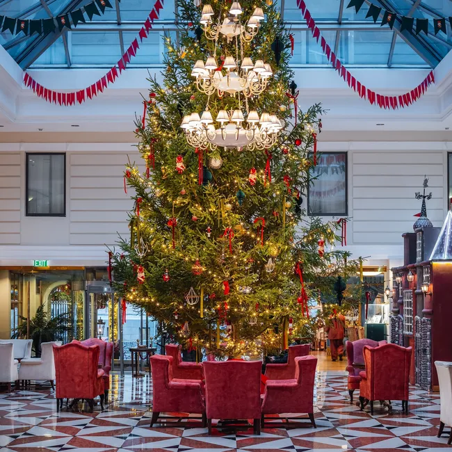 Таинственная сфера и рождественское меню: как необычно встретить Новый год в Санкт-Петербурге