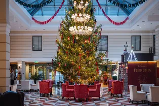 Таинственная сфера и рождественское меню: как необычно встретить Новый год в Санкт-Петербурге