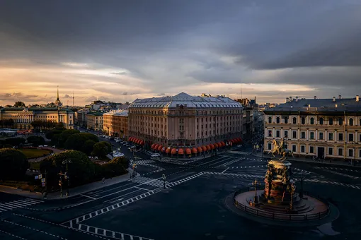 Узнаваемые алые маркизы легендарной «Астории» придают Исаакиевской площади кинематографичный вид