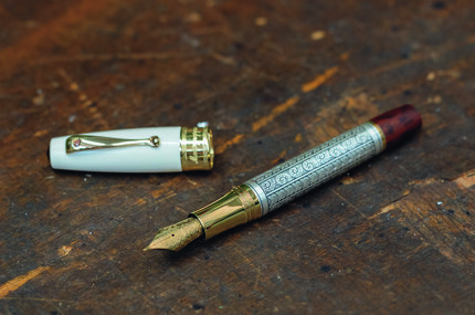 От руки: как делают уникальные перьевые ручки Montegrappa