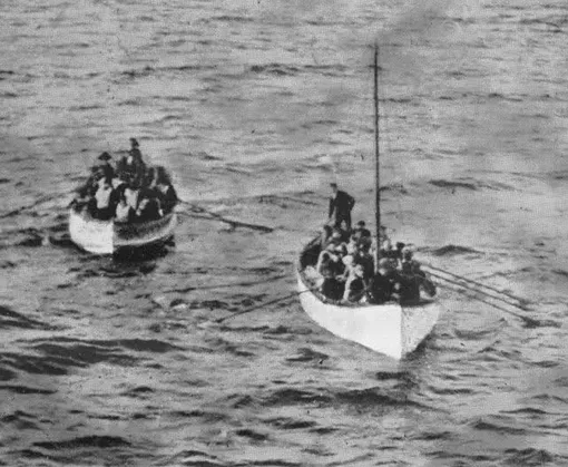 Выжившие пассажиры Титаника в шлюпках подплывают к теплоходу «Карпатия», 15 апреля 1912 года