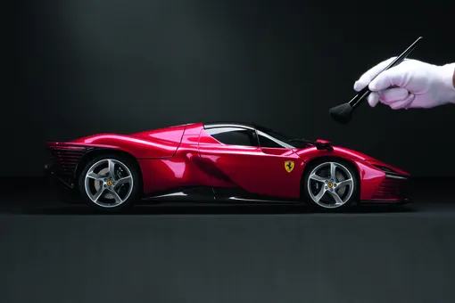 Модель суперкара Ferrari Daytona SP3 в масштабе 1:8 — одна из последних новинок Amalgam. Тираж — 199 экземпляров. Цена в Великобритании — £13 400