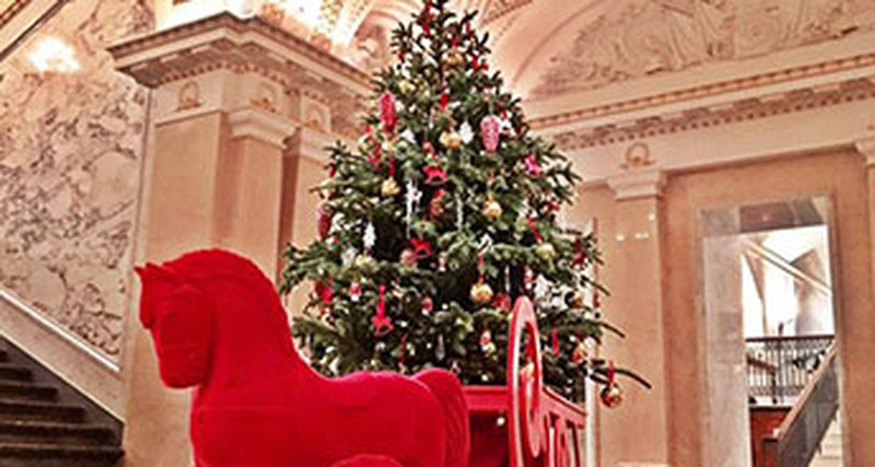 Ульяна Сергеенко украсила елку в Four Seasons Hotel Lion Palace St Petersburg