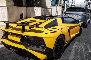 Секретного миллиардера в маске из 100-долларовых купюр нашли и лишили дорогого Lamborghini