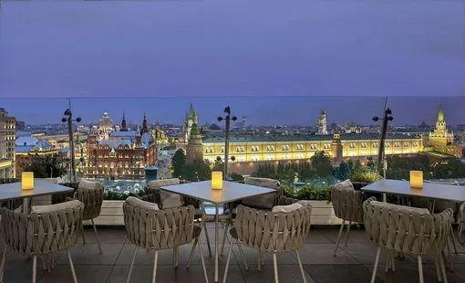 Ресторан расположился вдалеке от городского шума, на 12-м этаже отеля The Carlton, Moscow. Летними вечерами атмосферу в O2 создают лайв-сеты диджеев, подобранные специально для формата террасы ресторана на крыше в центре города Ресторан расположился вдалеке от городского шума, на 12-м этаже отеля The Carlton, Moscow. Летними вечерами атмосферу в O2 создают лайв-сеты диджеев, подобранные специально для формата террасы ресторана на крыше в центре города