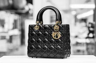 Модный дом Dior перевыпустил любимую сумку принцессы Дианы