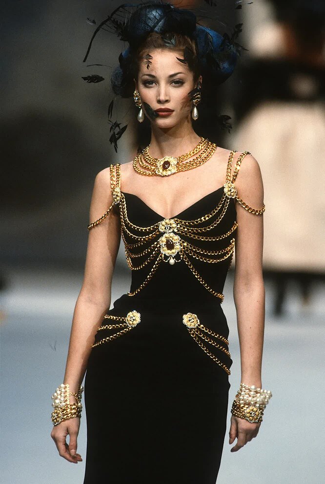 Черное платье с золотыми цепями из коллекции Chanel Haute Couture весна-лето 1992 ожидается увидеться на