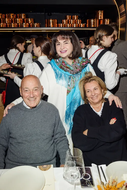 Владимир Познер с супругой Надеждой Соловьевой и Этери Левиева