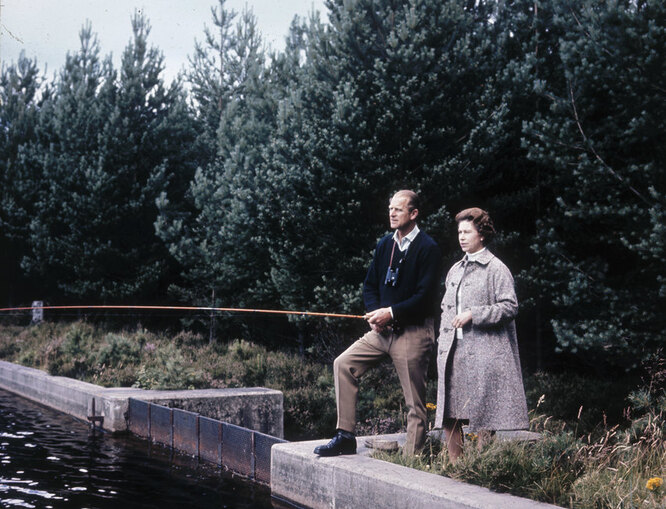 Принц Филипп и Елизавета II отметили 25-летие со дня свадьбы в замке Балморал, 1972 год